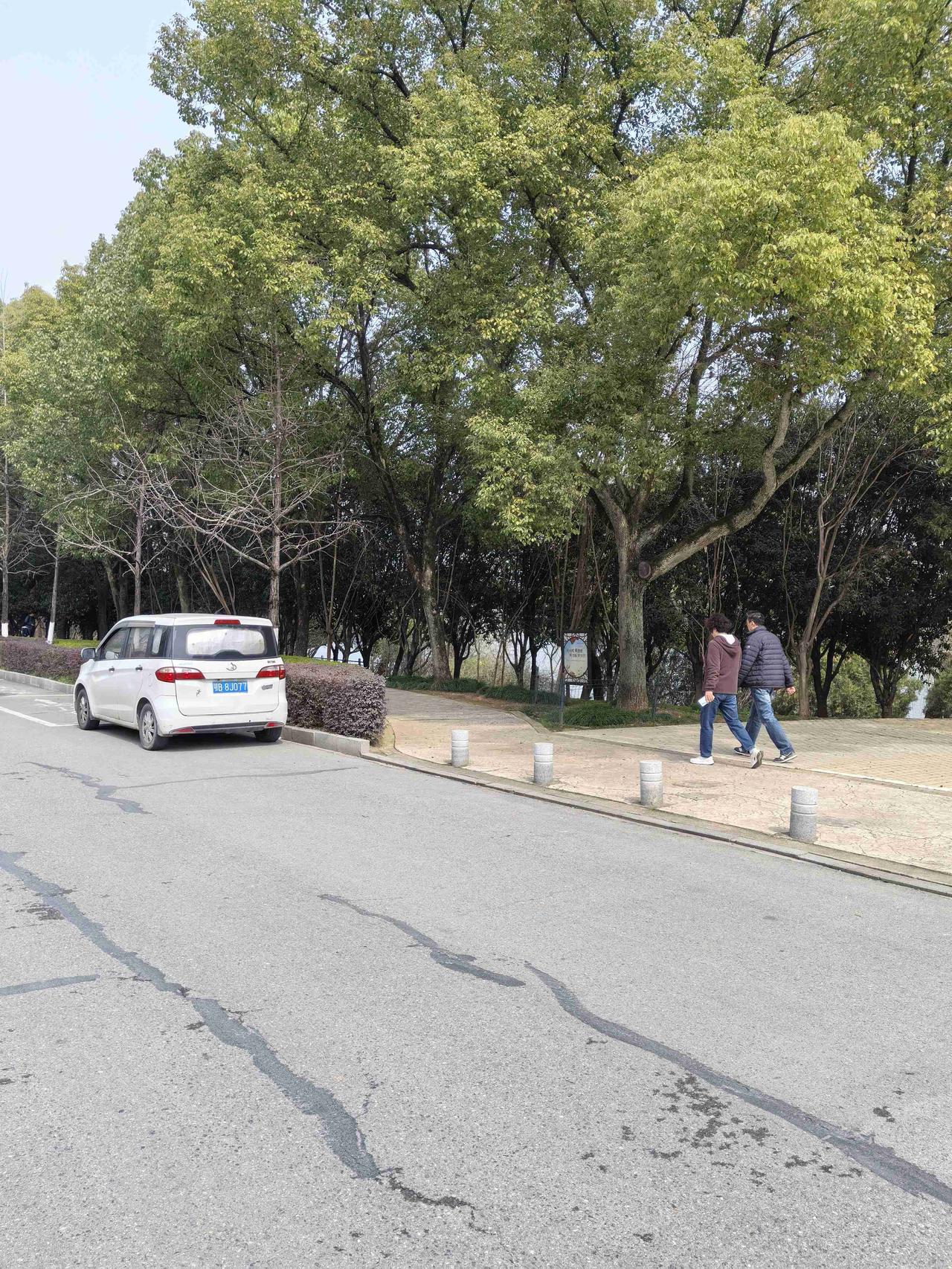 带定位晒今日生活 今日状态轻松愉快，黄石这晴天简直绝了！阳光洒在街道上，每一处街