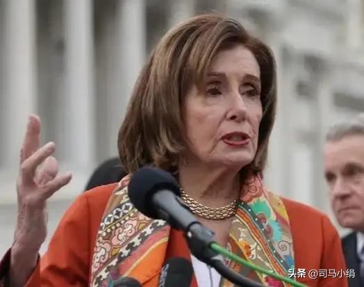 特朗普下令攻打伊朗，还对伊朗最高领袖实施斩首行动后，佩洛西看不下去了。她指责特朗