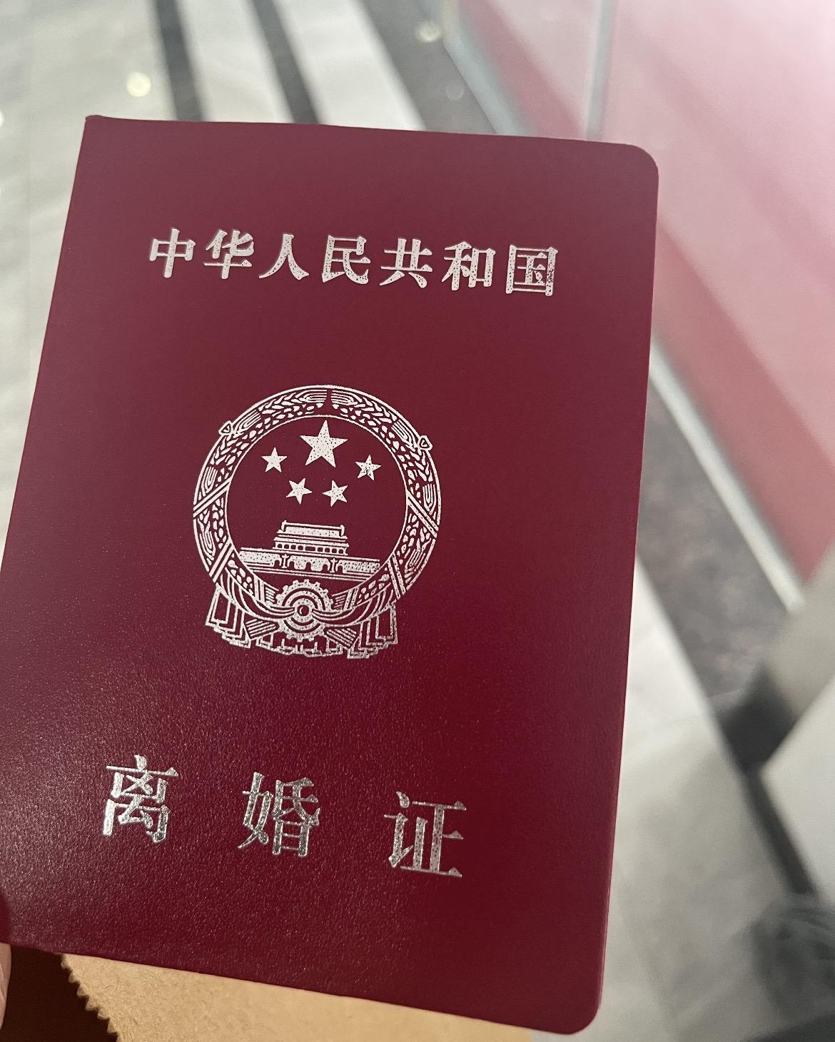 我36岁的表姐，现在真的后悔到睡不着觉。
去年她嫌弃前夫性格沉闷，私下和网友暧昧