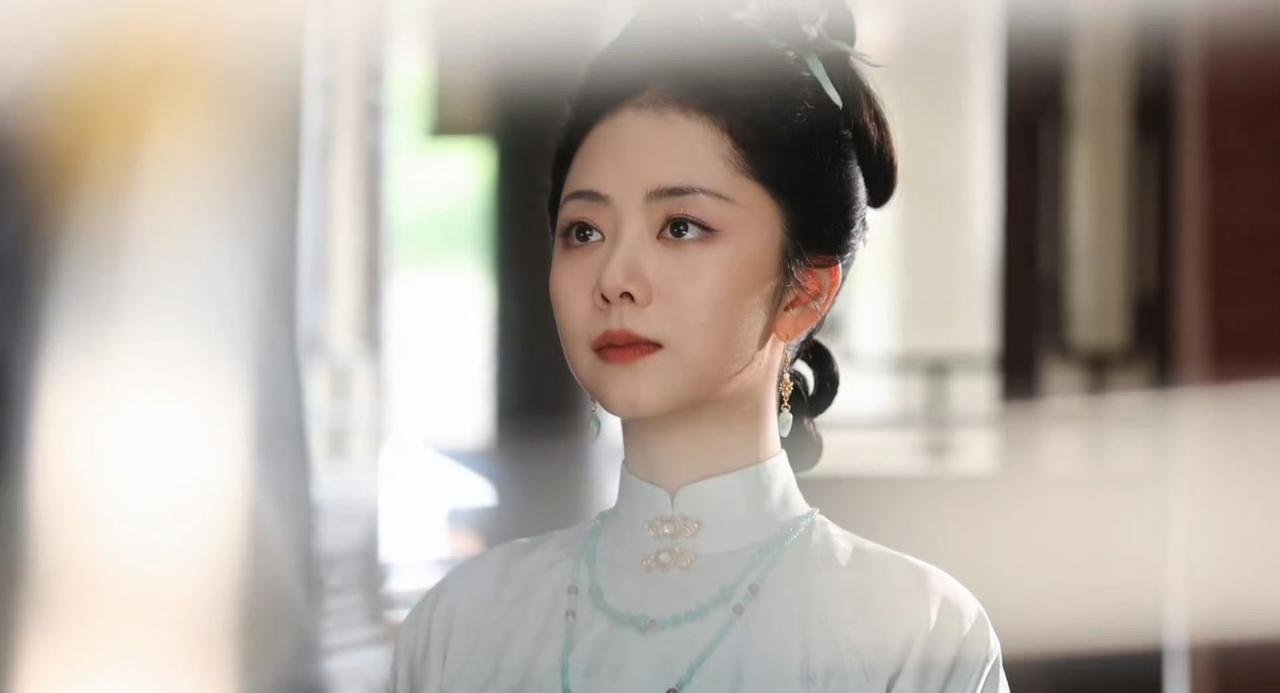 前一秒还是大学士府风光矜贵的嫡长孙女沈嘉兰，锦衣华服，满怀期许。 ​