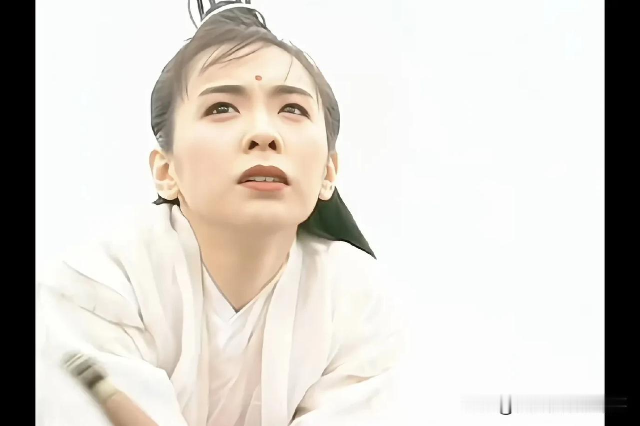 真的会为这版《倚天屠龙记》的纪晓芙平反！有人说她不够美，甚至觉得气质像丫鬟不像大