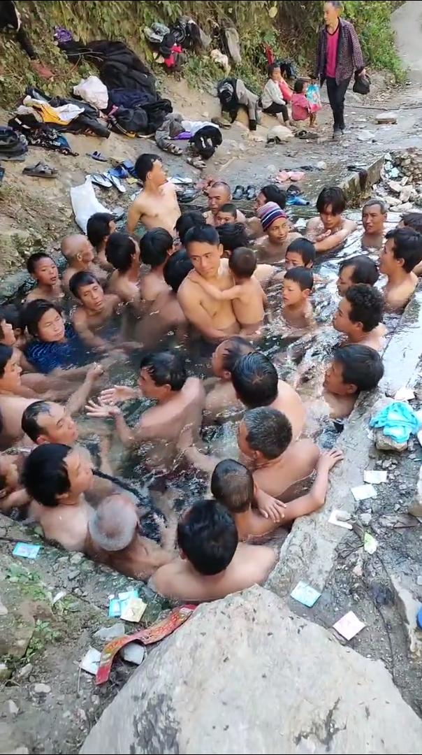 你说热吧，边上的人还穿那么厚，你说冷吧，你们还都挤在池子里洗澡[捂脸]，到底是冷