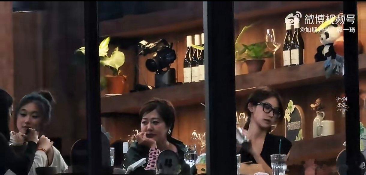 袁一琦还在泰国录制中餐厅袁一琦泰国录制中餐厅路透确认过眼神，是在泰国认真营业的袁