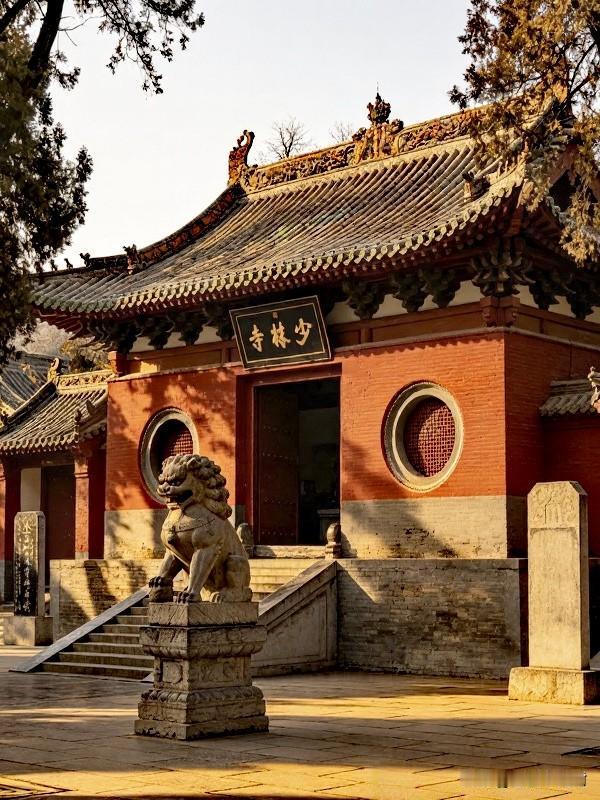 少林寺山门｜两大金刚，护持千年古刹
踏入少林寺山门，最先震慑人心的，便是殿内这两