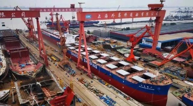 为什么美国海军会表现得这么焦虑？看看中国造船厂里的施工速度，你就明白：那种靠一两