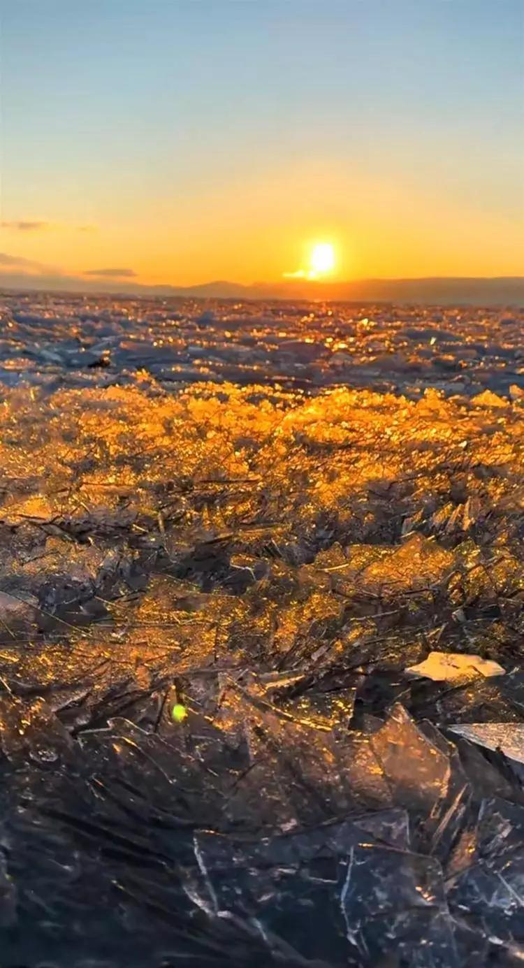 《赛里木湖惊现“巨龙鳞片”！零下20℃的冰推奇观，比电影特效还震撼》

新疆赛里
