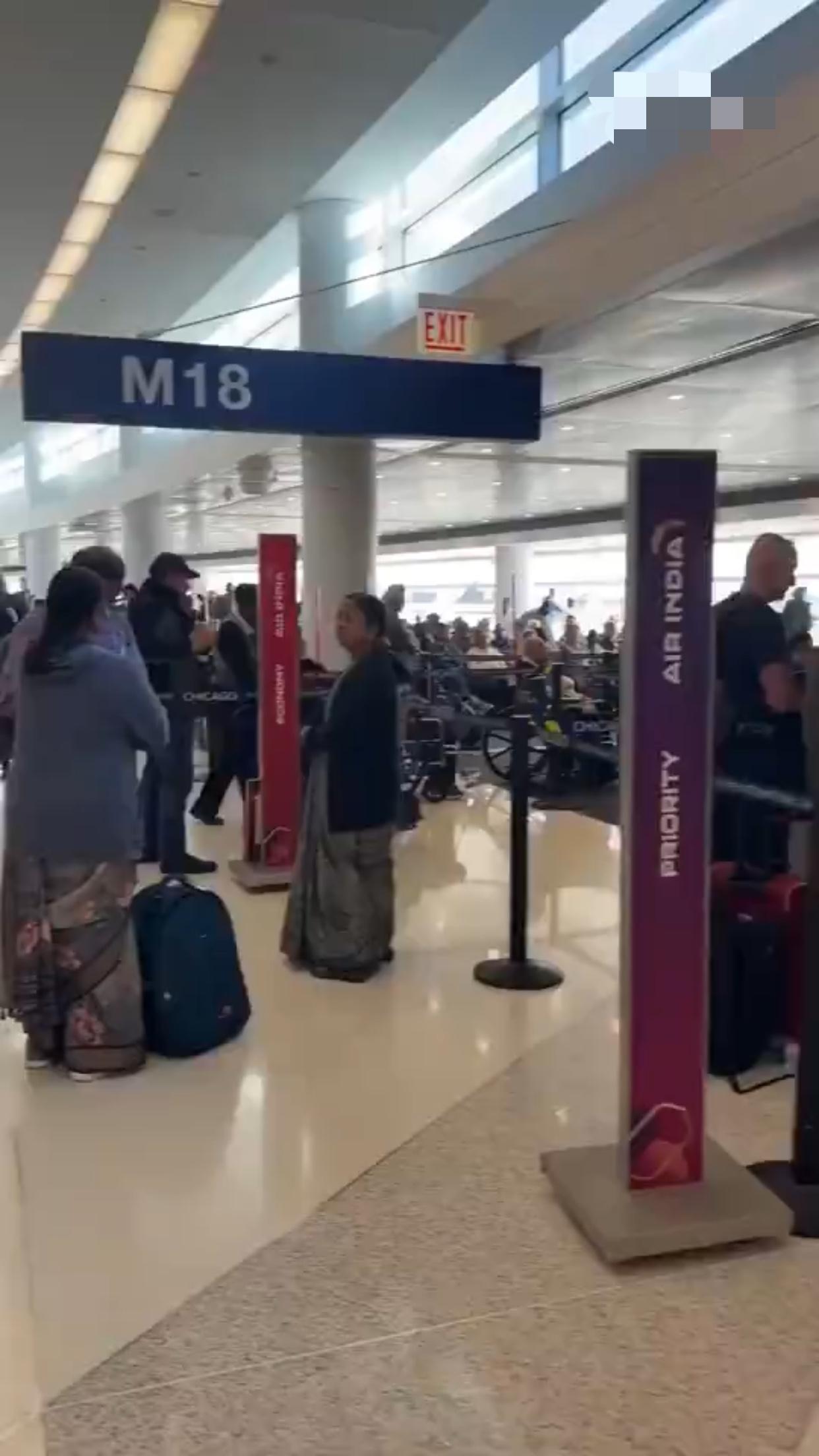 在印度机场，等待去美国的飞机时，一大帮印度人纷纷就地“残废”，“失去”行动能力，