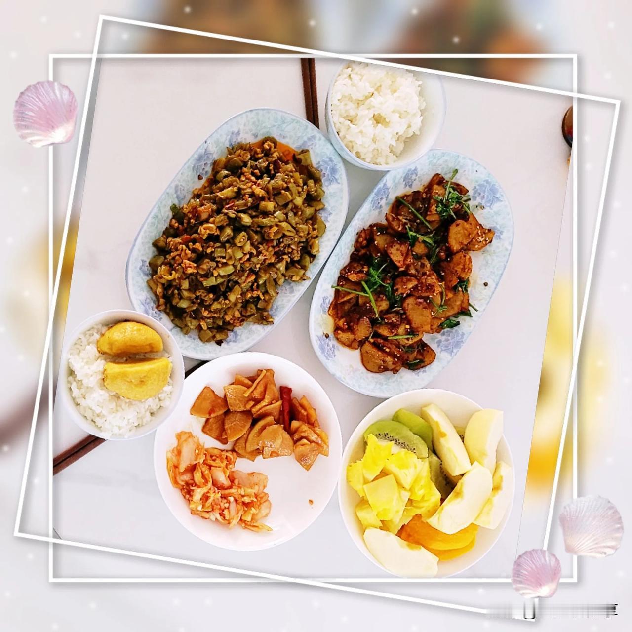 主食：大米饭和窝头
菜谱：干锅土豆片，肉沫豆角
水果：苹果，猕猴桃，芒果，菠萝