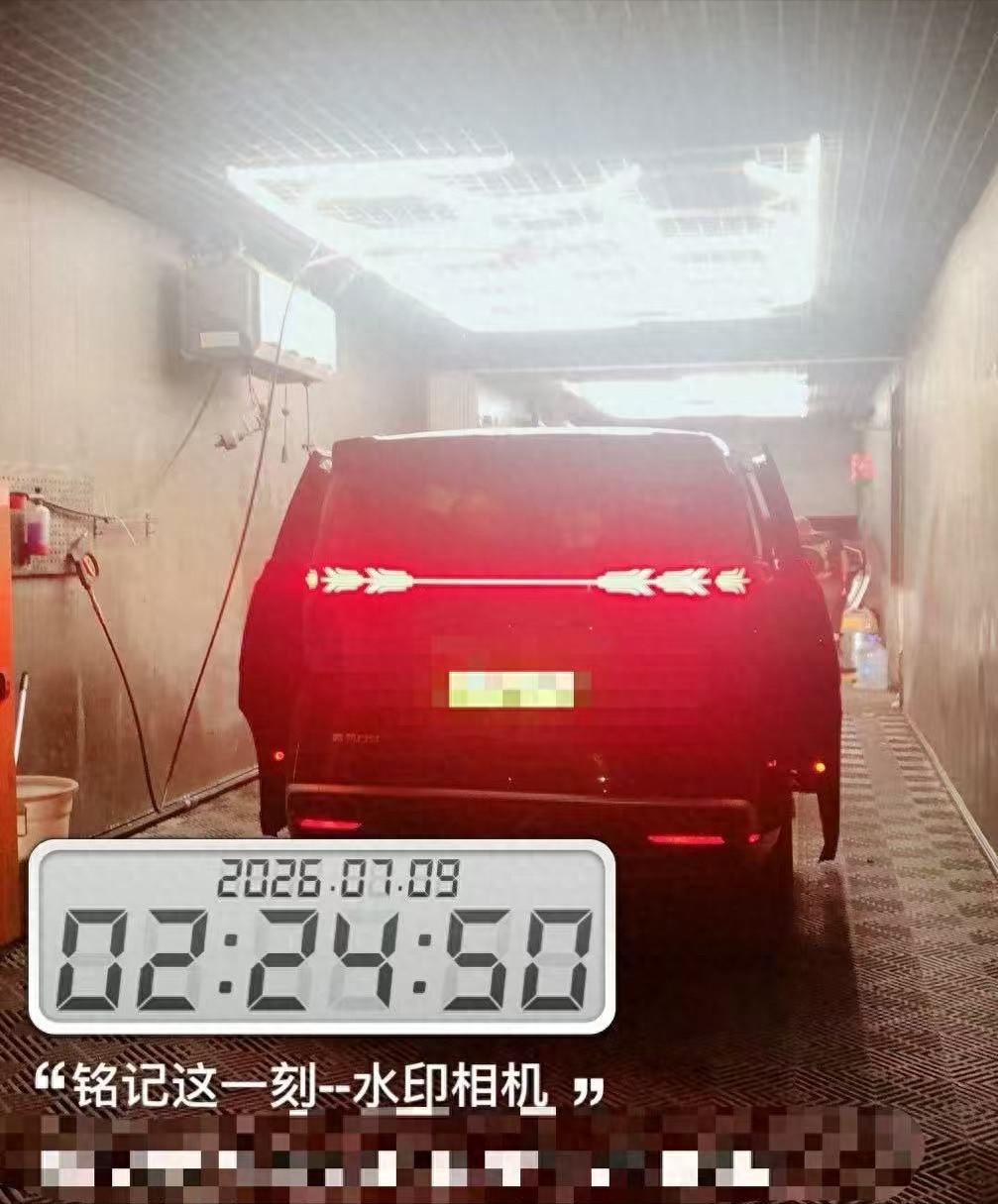 车停下来，人走了，留下的东西却渗进了海绵里，怎么洗都洗不掉。王师傅是7月8日晚上