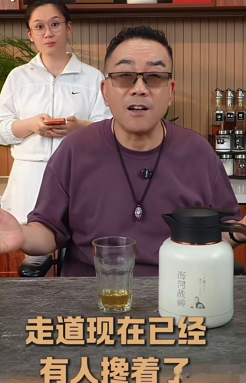 有人讥讽郭德纲太把自己当回事儿，穿个大褂还要徒弟和助理搀扶，甚至调侃他该拄个拐杖