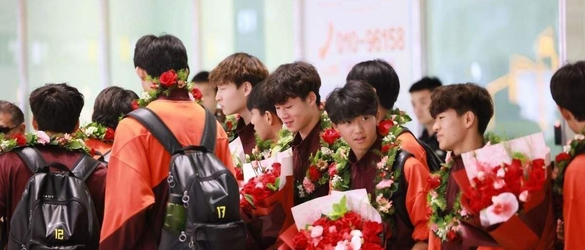 中国U17国少昨日圆满归国凯旋，足协主席宋凯亲临机场接机，不少球迷自发到场助威迎