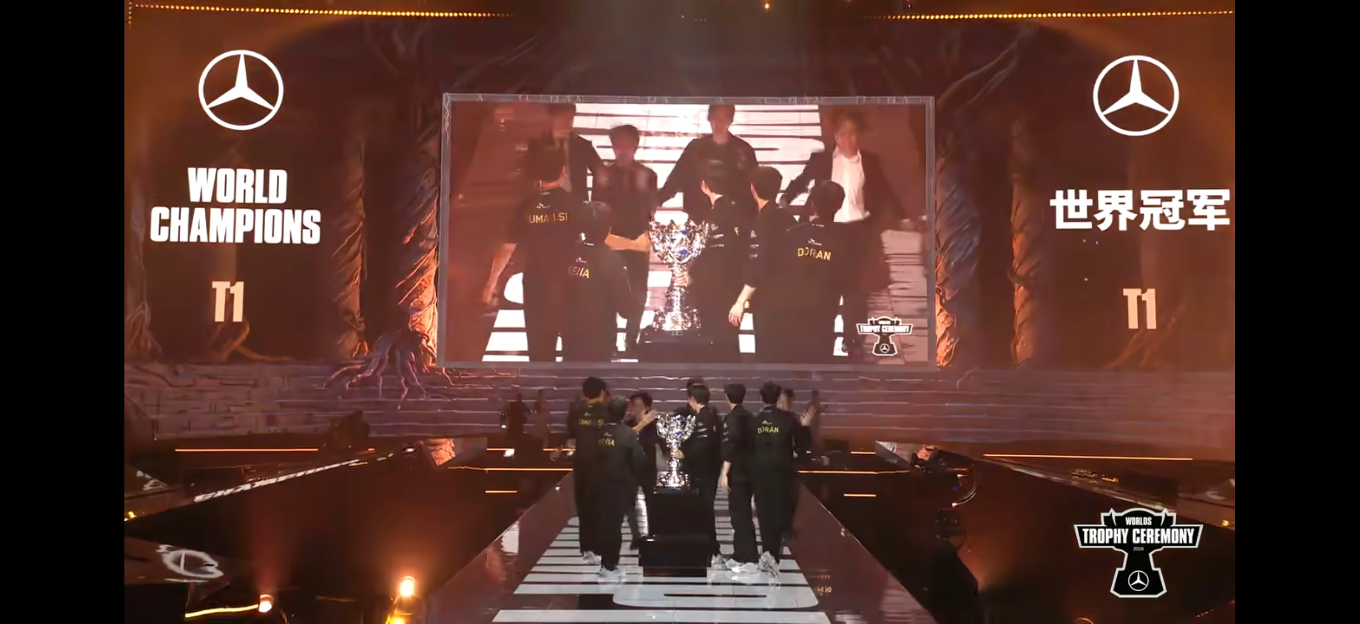 T1三连冠只能说这个成绩是前无古人后无来者了李哥的荣誉哪怕掰成3份都是至高无上的