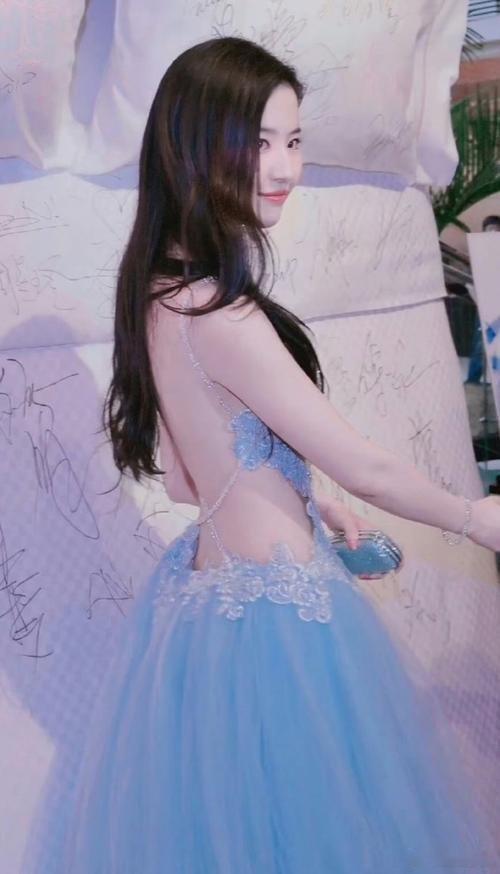 一眼沦陷刘亦菲的蓝裙名场面 