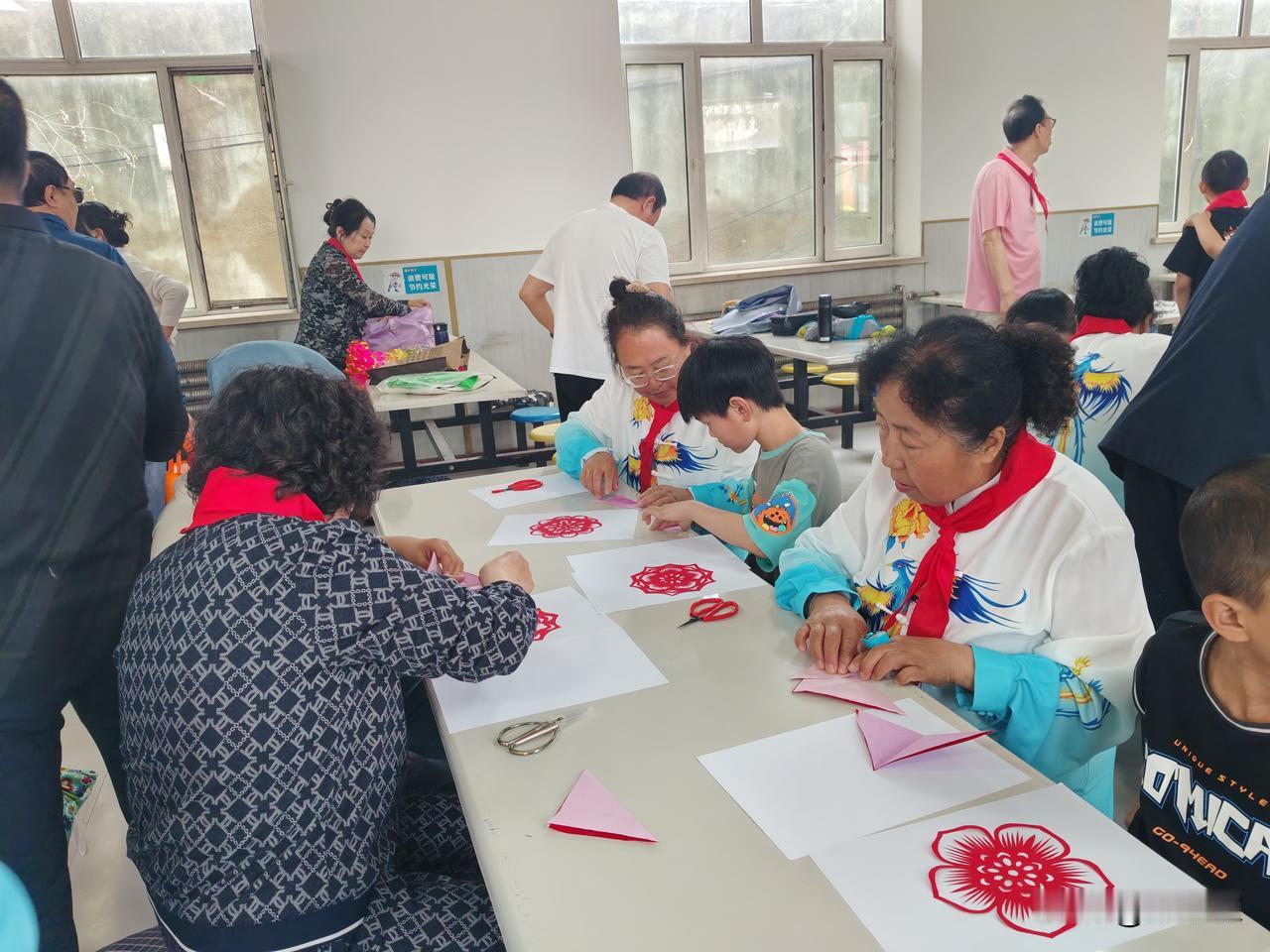 桑樟护苗
桑梓年高护新苗，
校园六一掀高潮。
老小一道做游戏，
请续句……
（可