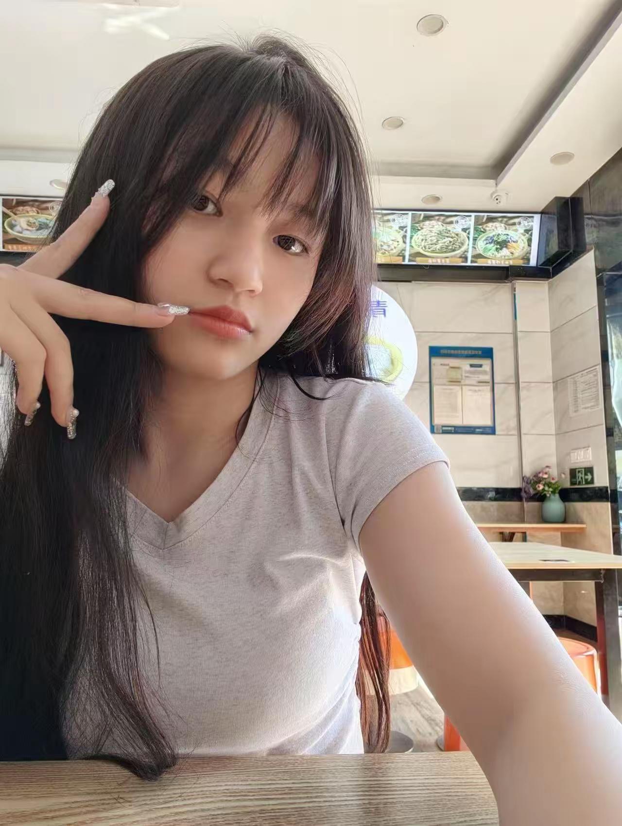 在餐厅自拍，比个耶✌️。餐厅甜系照