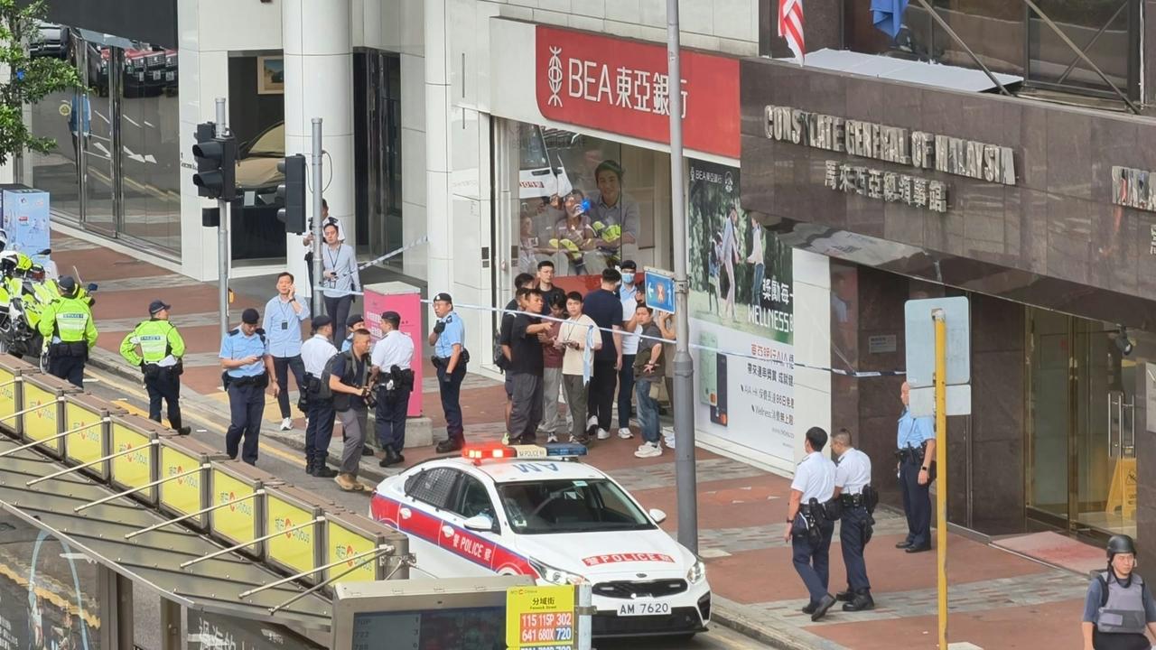 香港湾仔银行遭抢劫3.6万港币，抢劫视频曝光！

湾仔告士打道56号东亚银行港湾