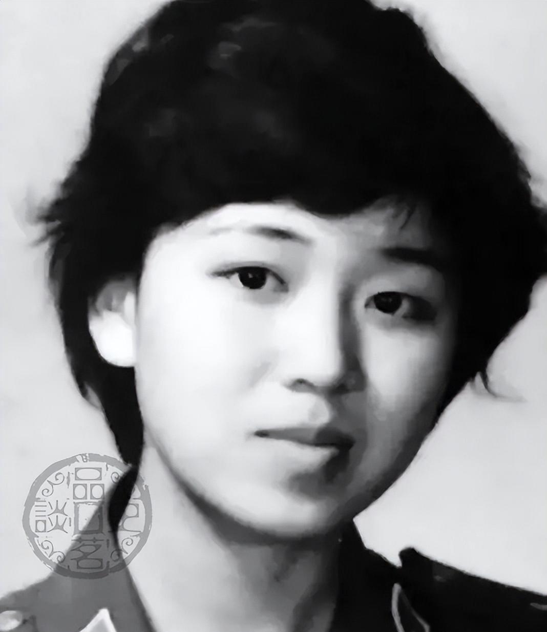照片中这位面容清秀，笑起来让人如浴阳光的女兵，名叫钟惠玲，1984年来到老山战役