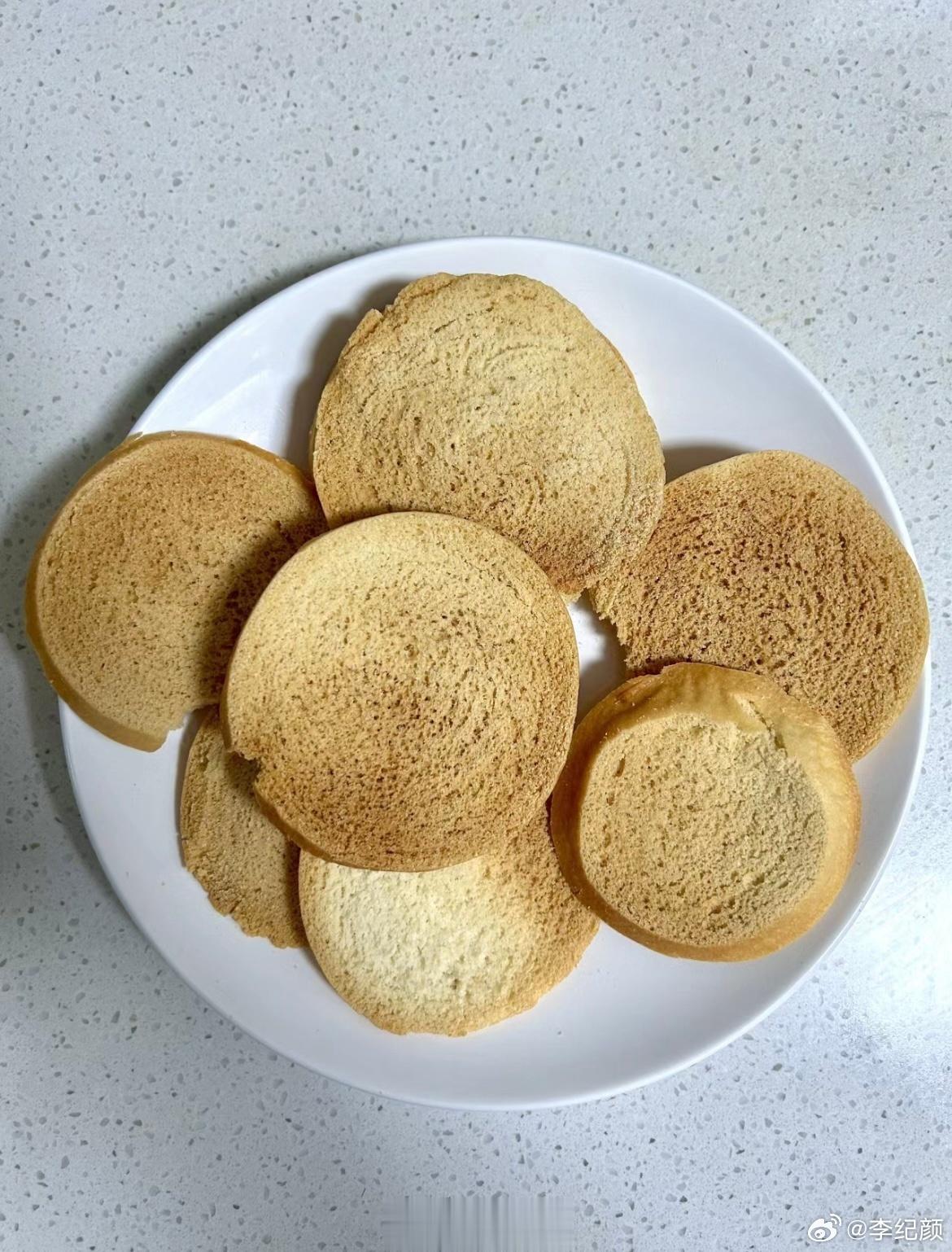 【#每天两片烤馒头片拯救了我的胃#】烤馒头片，有助消化的功效，所有粮食烤焦都是助