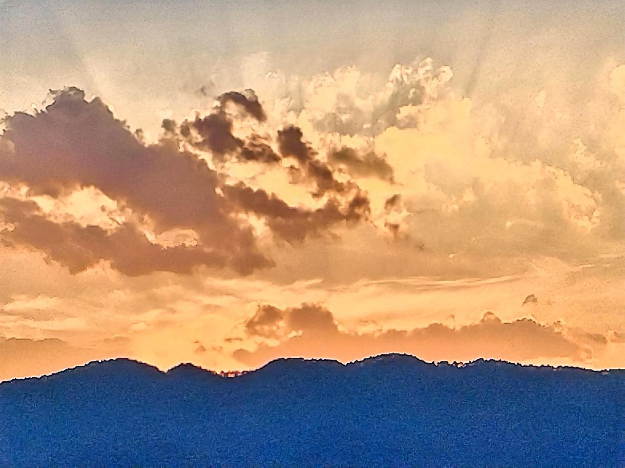 夕阳西下，云海翻滚，美不胜收！