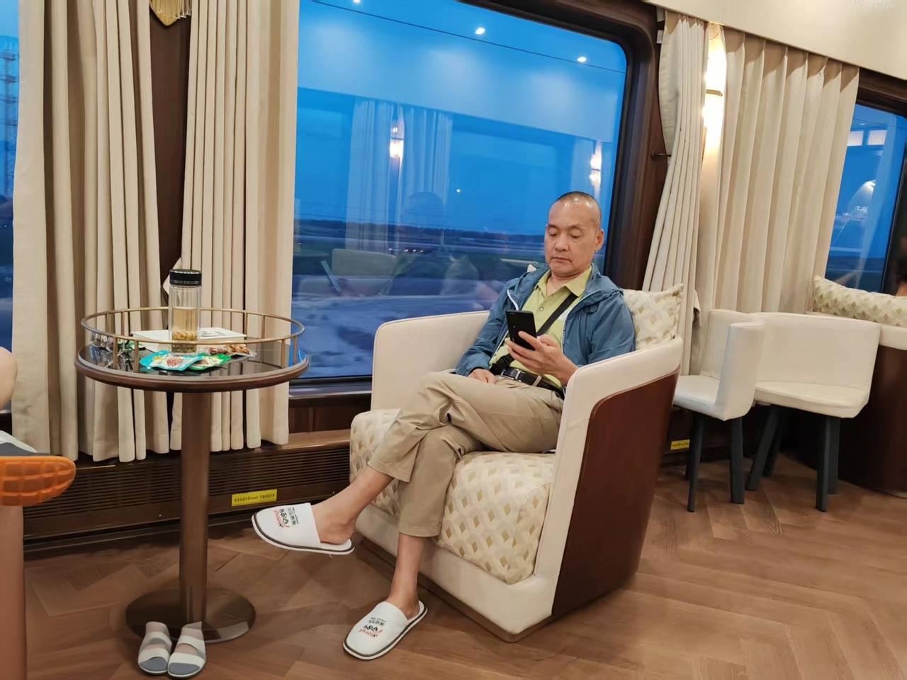 熊猫专列开创旅游新天地
 
从前提起火车出行，大多是拥挤硬座、狭窄卧铺，赶路优先