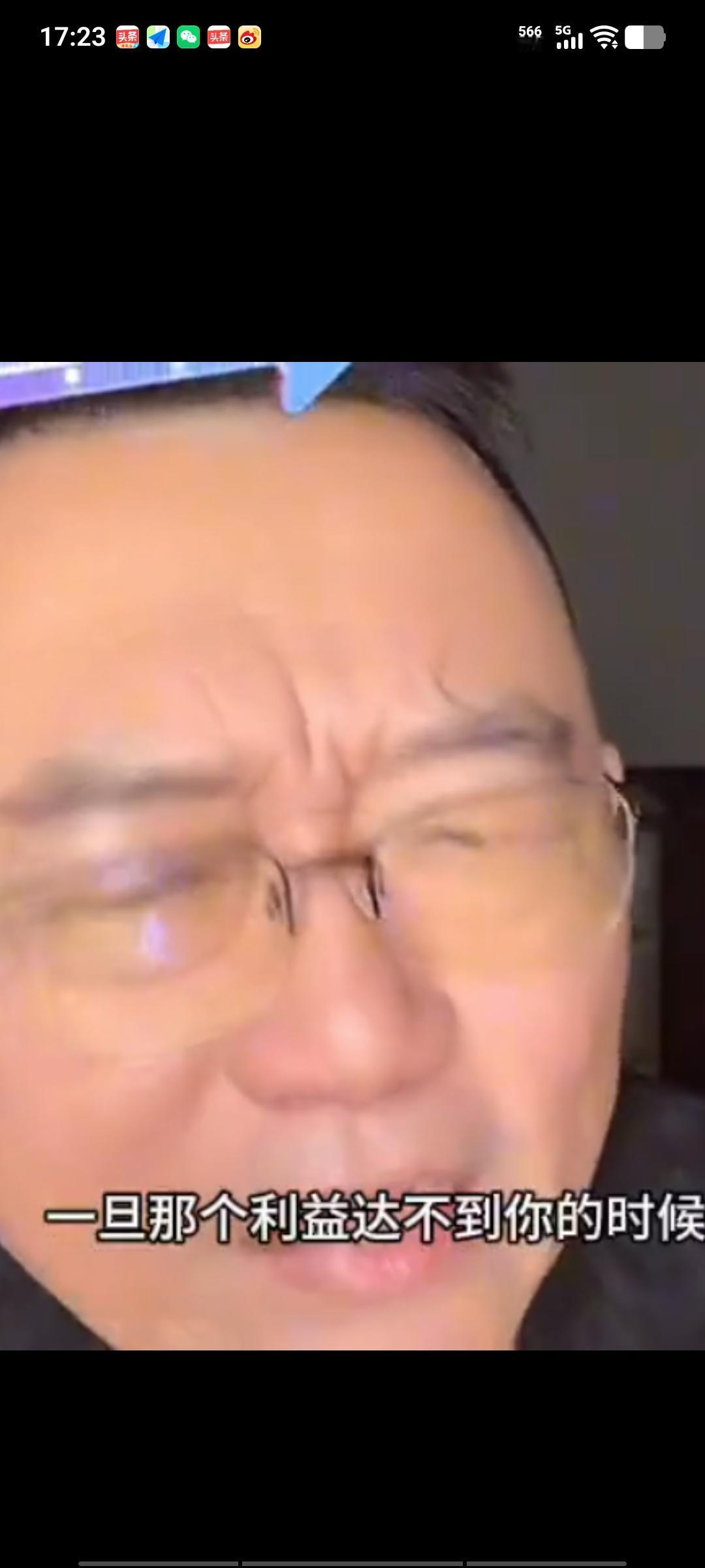 郭德纲携顽皮参加了天津芦台春发布会，顽皮竟在现场公然羞辱郑好。他随口一句“咱们这