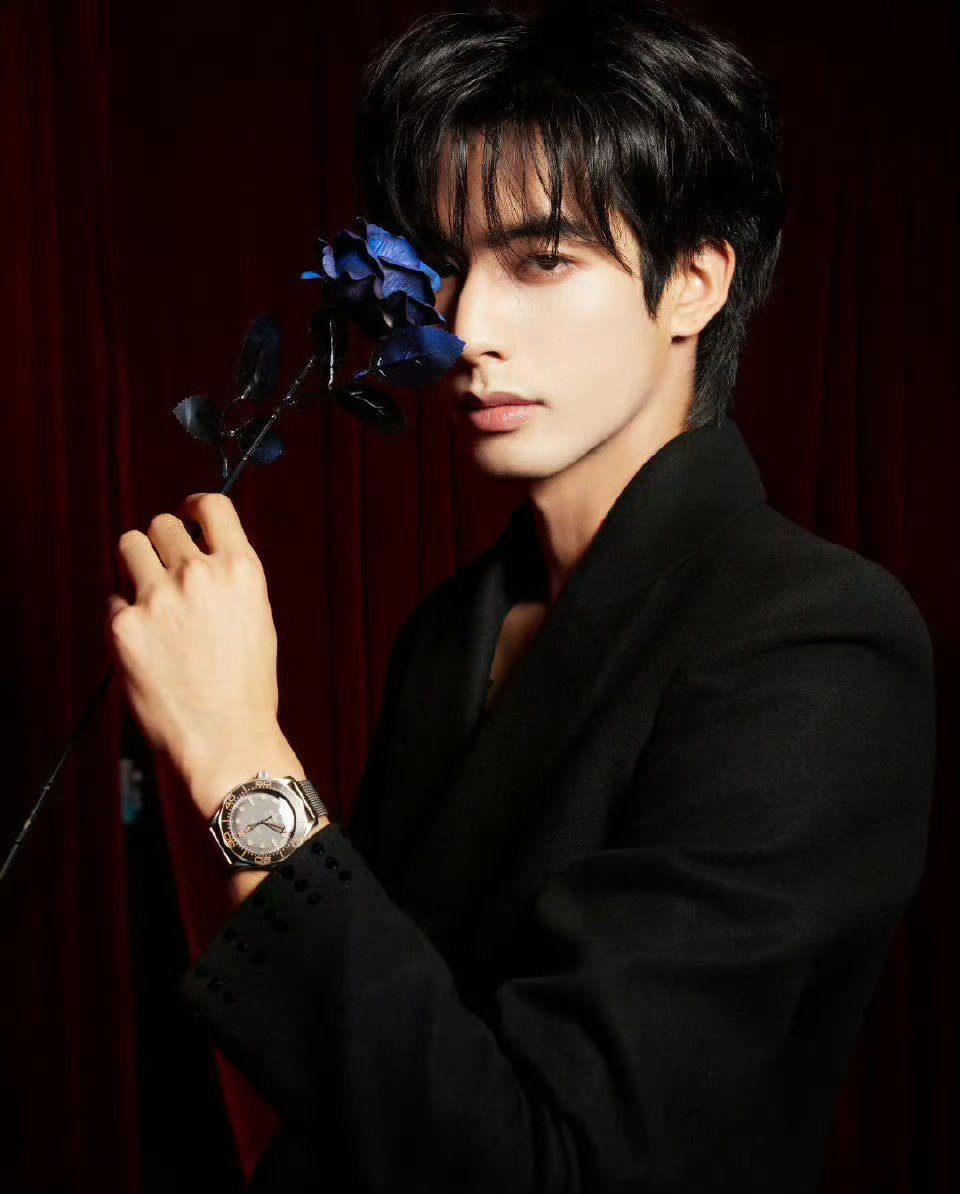 讲真，他以后可以少拍点侧脸正脸比侧脸好看 ​​​