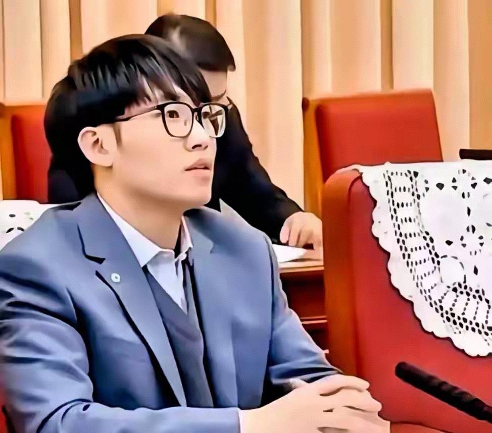 “抓住梁文锋，还我血汗钱”！满屏都在喊“抓住梁文锋，还我血汗钱！”这话听着太扎心