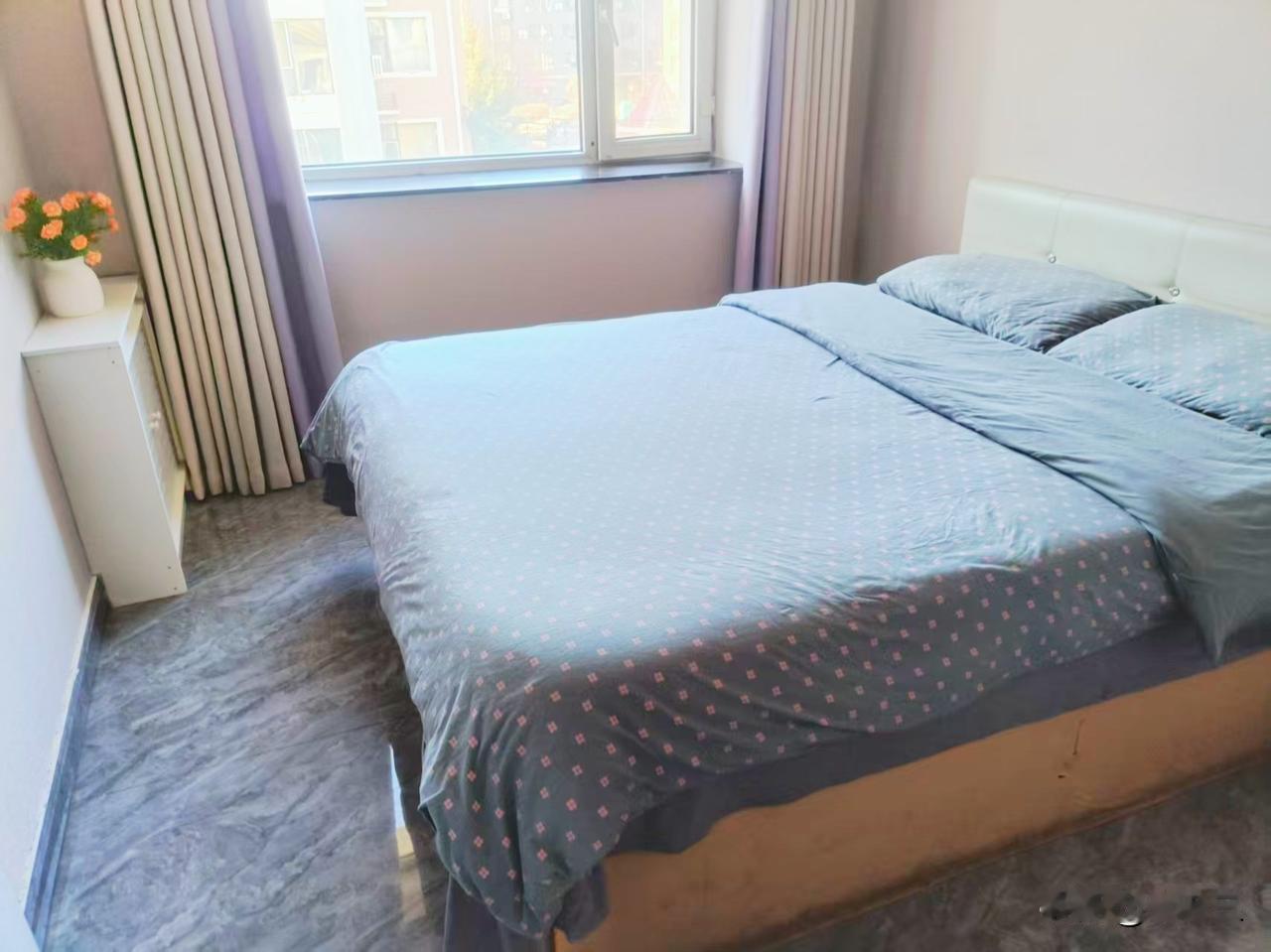 一上午，我和大姐在老家找公寓。我们俩还是打算租一个公寓，住三周左右。

一开始，