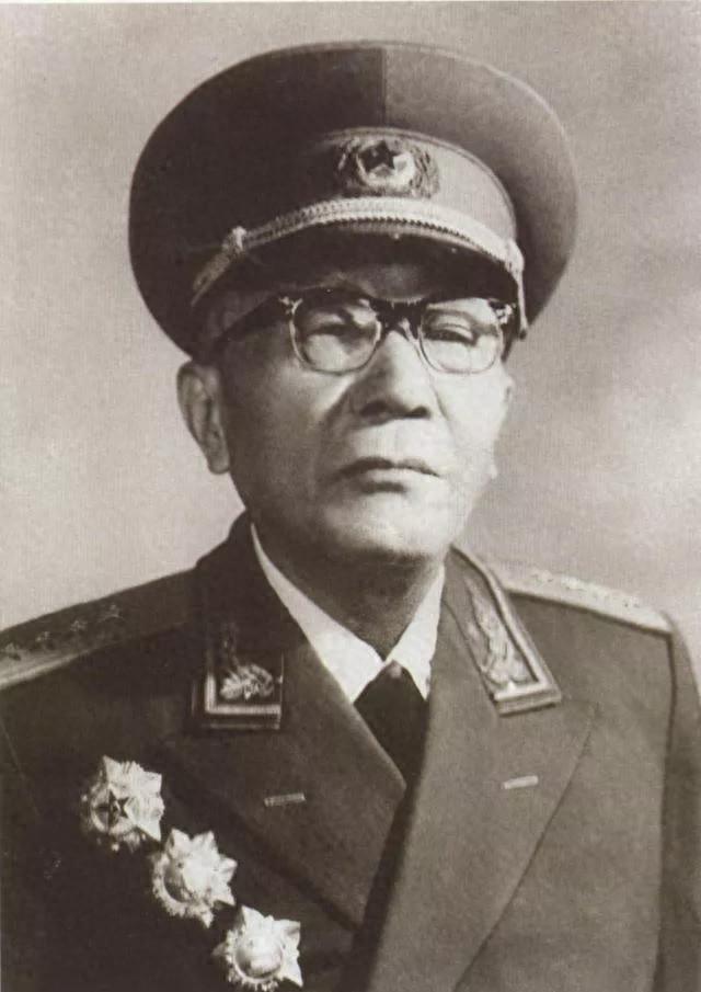 1980年，有群众举报华国锋搞个人崇拜，黄克诚坚定表态：查！一切后果由我负责！