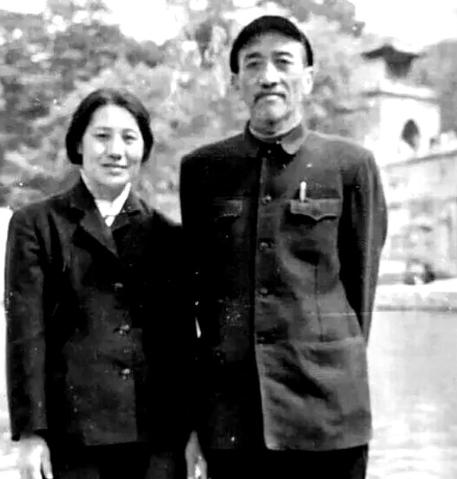 1960年代初，盘锦大洼子农场副场长吴成德正带领职工晒粮，突然有辆小车缓缓驶来，