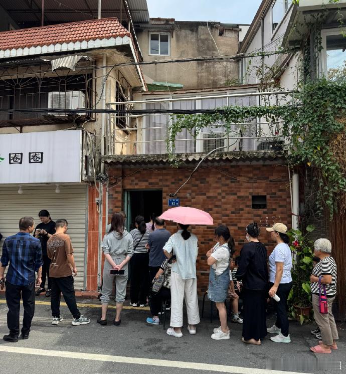 厦门惊现排队小房子，人潮涌动引好奇。福建老乡快解惑，这究竟是何“魔力”吸引众人？