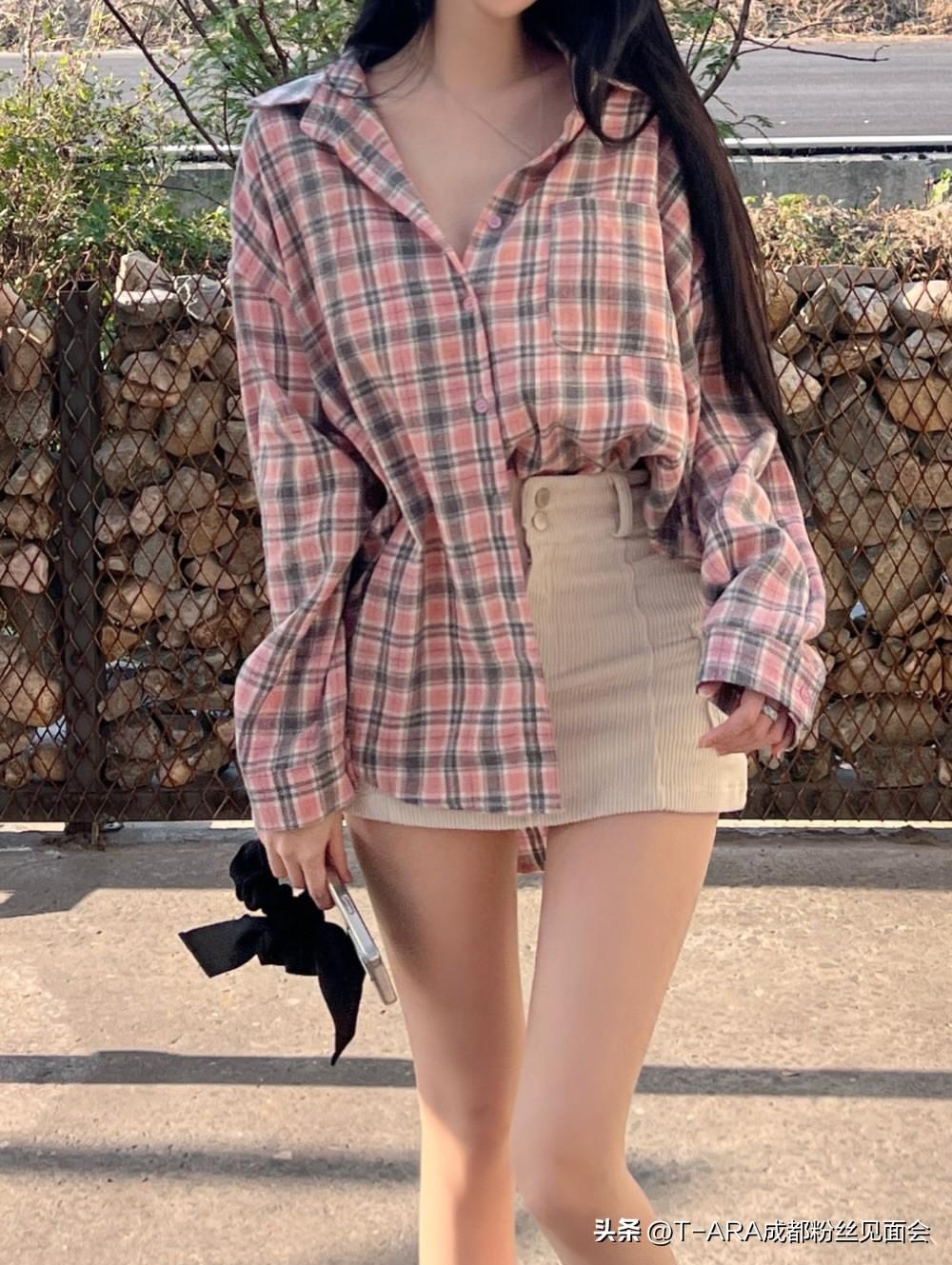 风里已经有了秋的味道，
我的意思是，
这人间烟火，
要和喜欢的人一起看。烟火里藏