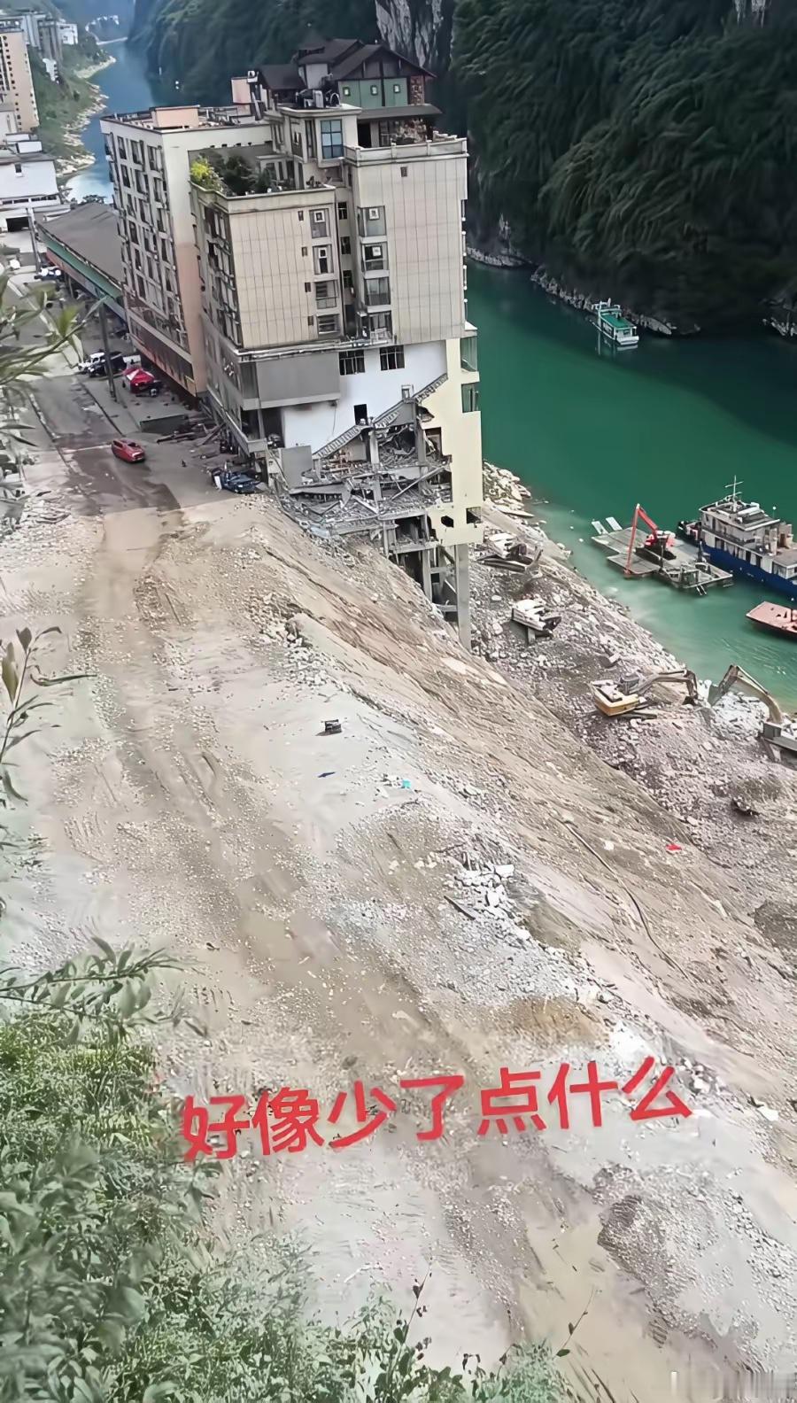 彭水搜寻现场，已经基本结束了，主路已经完全平整了，过人没问题，土堆稍微有点高，勉