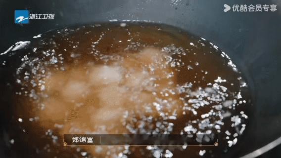 第一次见鱼丸是用鳄鱼做的看《食神·百厨大战》完全是给我涨见识来的！这期极稀有食材