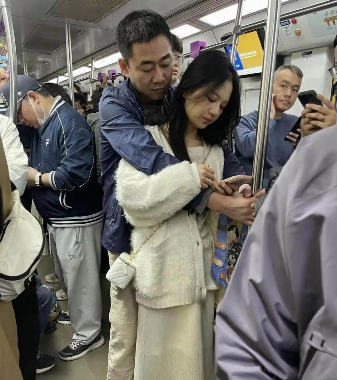 大叔一脸宠溺，女孩全程生无可恋