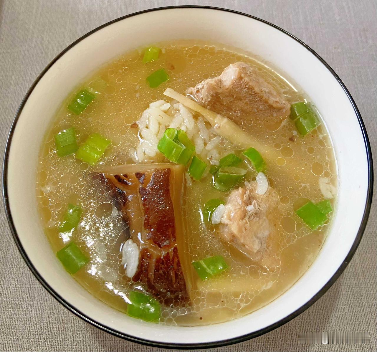 就喜欢每次炖肉的时候留着一部分出来煮面条或者煮米饭，油油的汤饭真的有一种特别的香