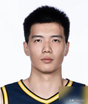 今晚焦泊乔是真把广东内线软的标签撕得稀碎！
王少杰两犯离场直接给内线开天窗，对