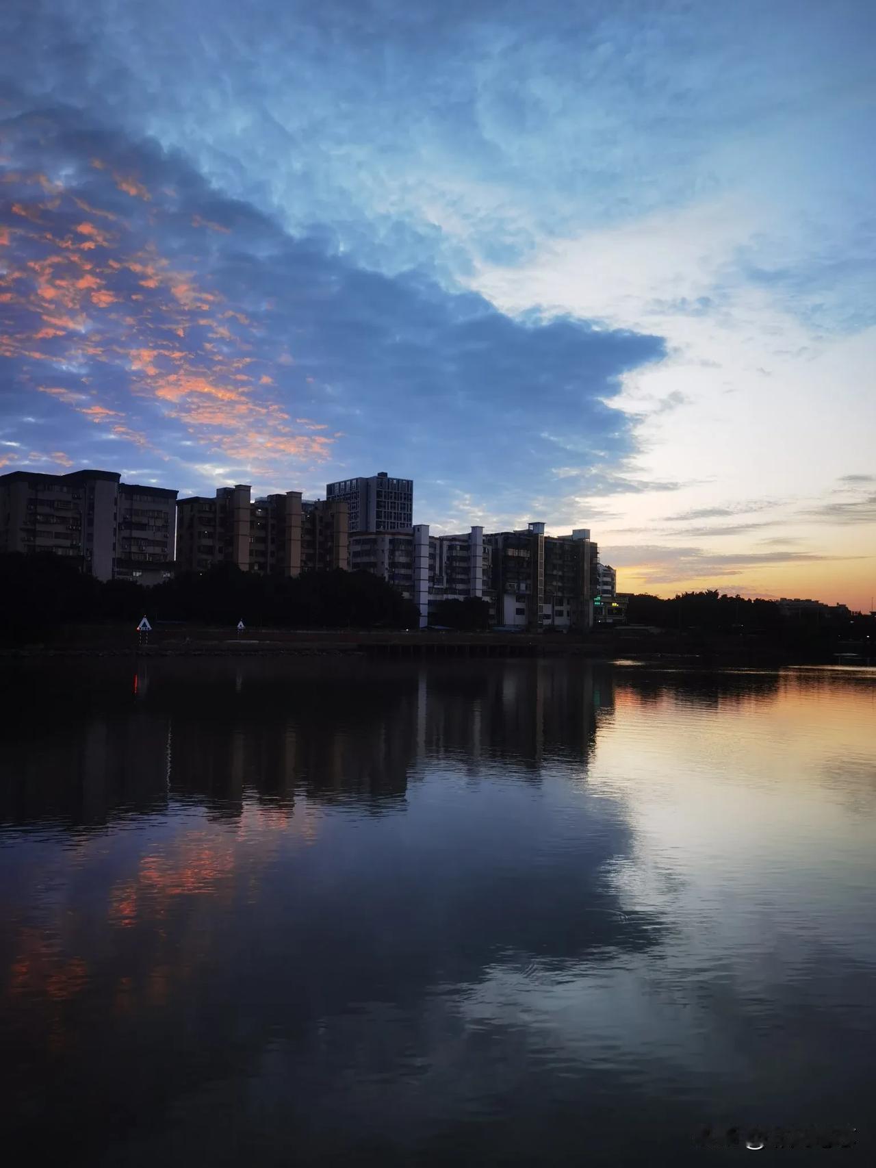 水倒影效果图一抹彩霞，水天一色，倒影成趣[送自己一朵花]