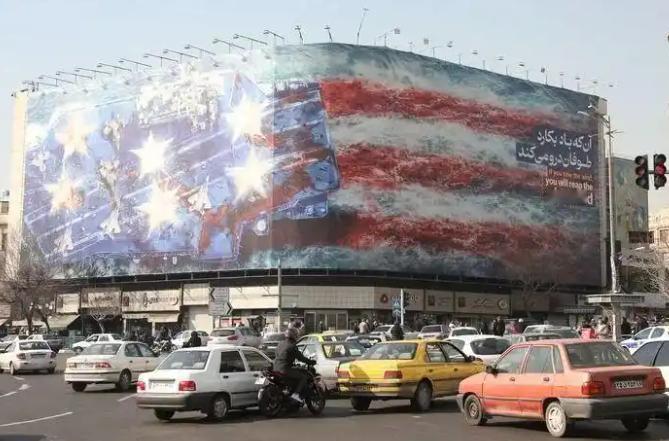 要吵翻了，在伊朗德黑兰市中心，一张巨型海报直接亮明伊朗态度：特朗普说什么都没用，