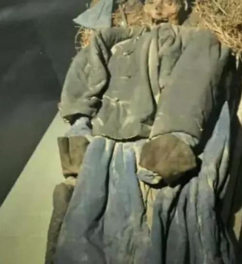 2015年，新疆喀什，一个牧民在寻找离群的小羊时，却意外在一处僻静的山洞里发现一