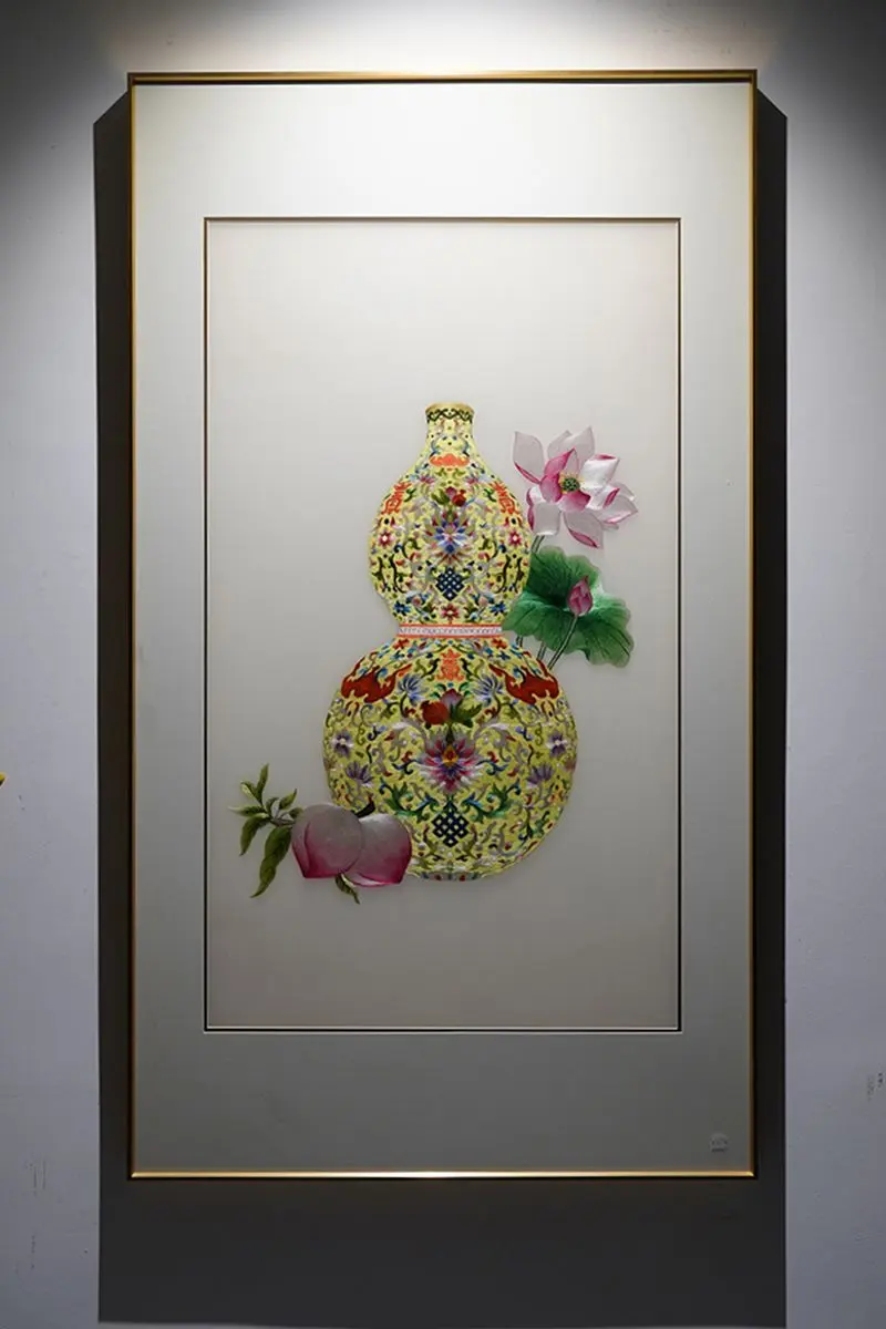 繁丝绣珐琅葫芦，荷桃相伴藏福禄安康 素笺留白，彩葫居中，荷绽一旁，寿桃...