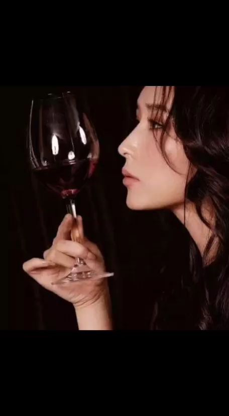 人生像一杯酒包含着酸甜苦辣 杯中倒满无情酒 唯有喝酒解千愁