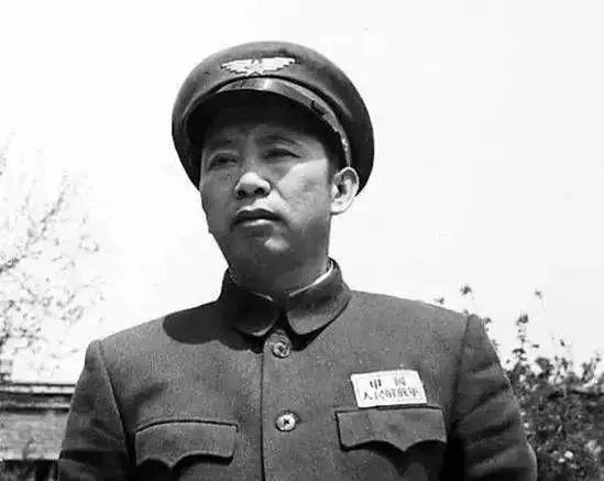 在规模空前的辽沈战役中，东北野战军取得全胜。战后，东北野战军参谋长刘亚楼，摆了一