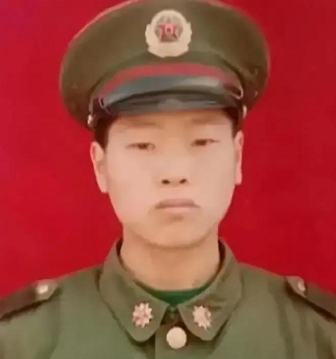 1995年，退伍老兵等不来安置，南下蹬三轮23年，47岁在镇政府散步，竟在公告栏