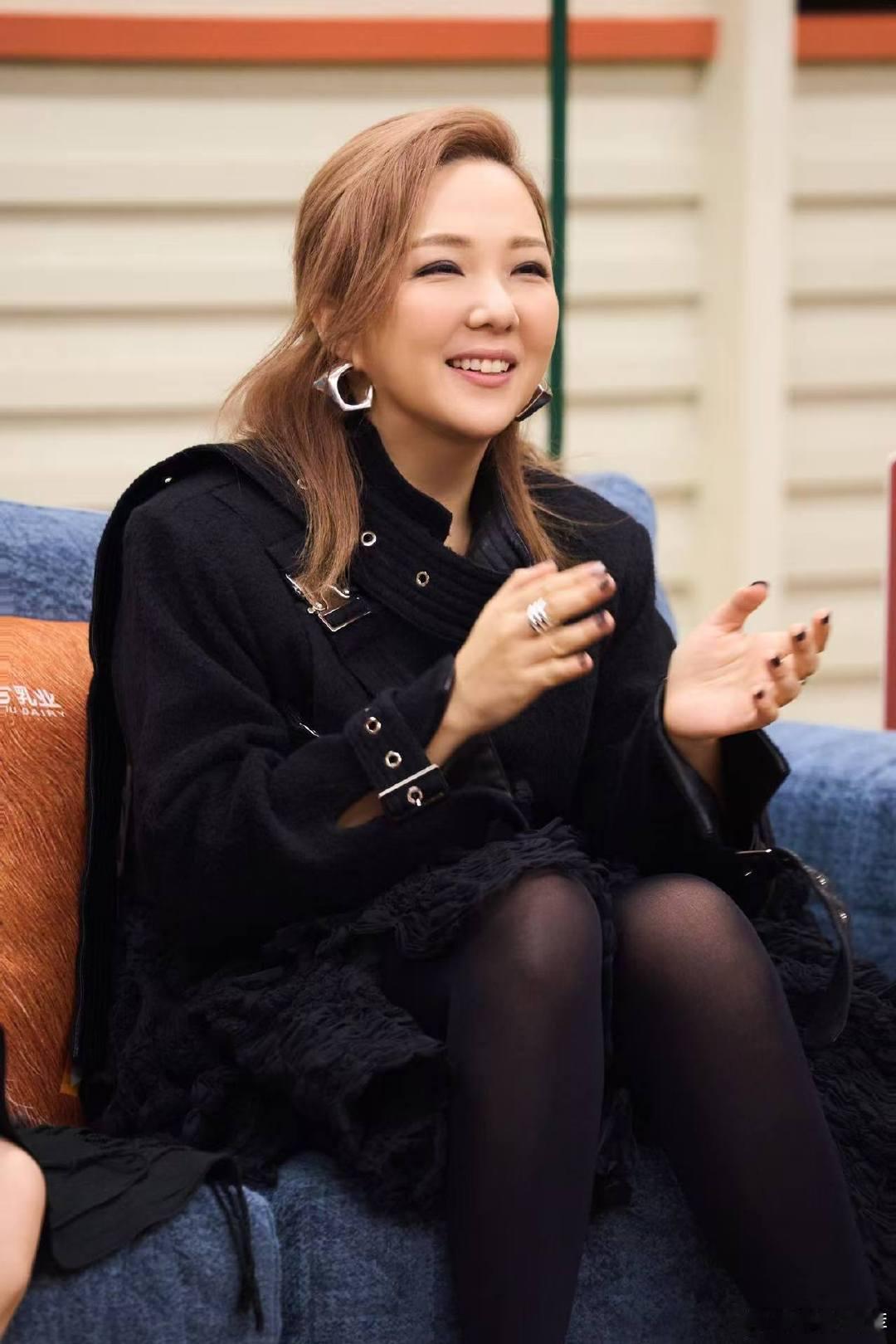 卫兰李治廷灰色轨迹亮了  好喜欢这个版本，嘹亮悠扬的歌声配上电吉他，那种澎湃的情