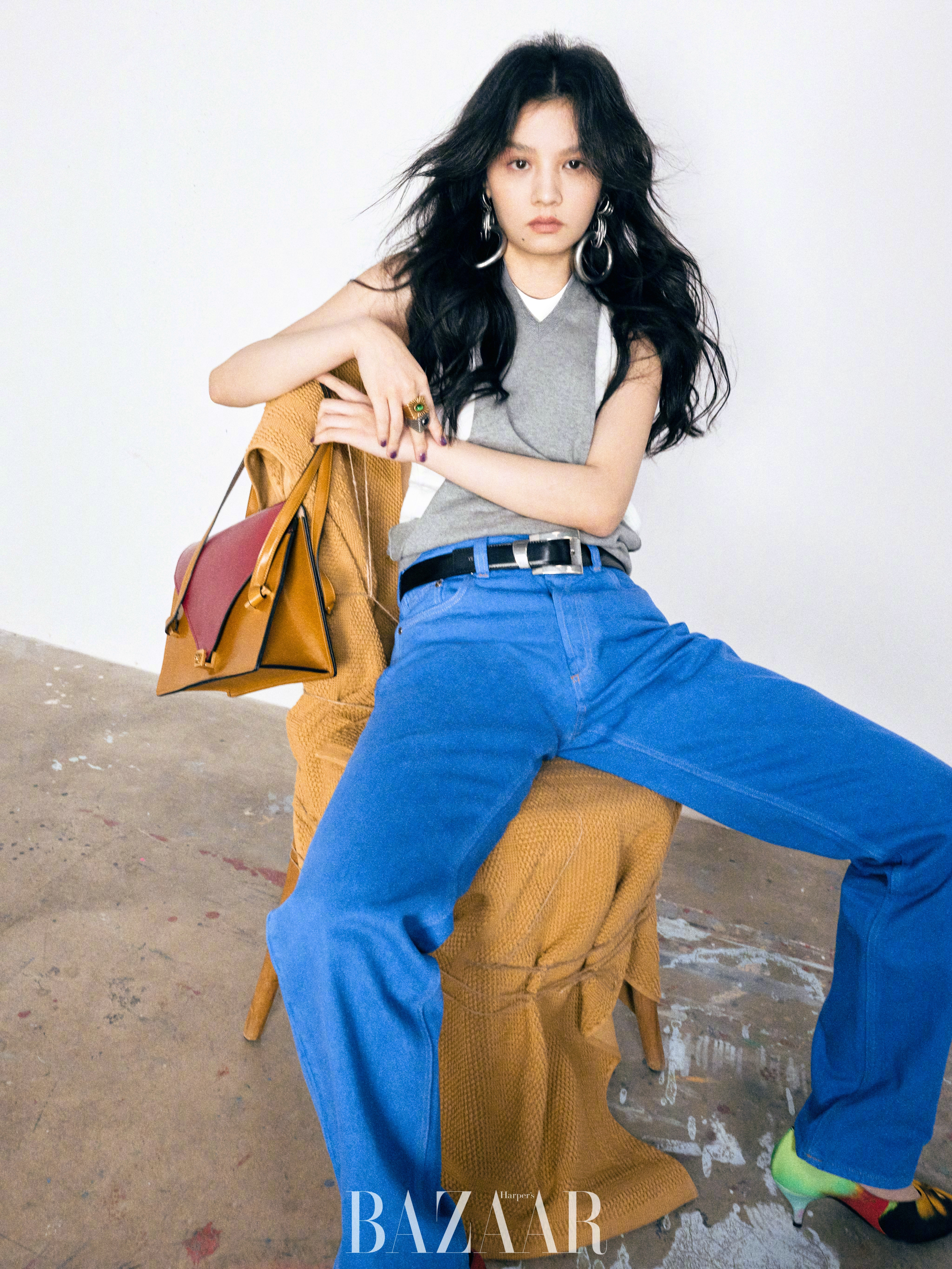 春夏在《时尚芭莎》一月刊封面故事中，谈及了自己与角色的关系：“一个角色亟待被进入