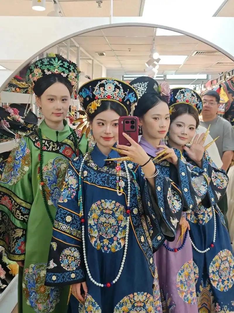 紫禁城高墙之内，朱红宫门锁住了无数红颜的青春，也见证了权力更迭下的残酷博弈。每一