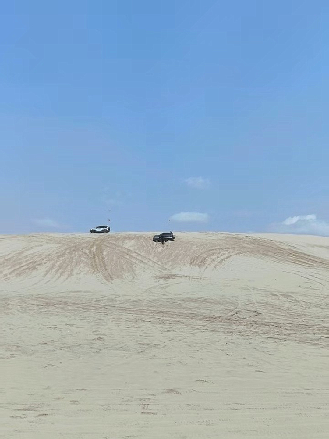 人生就像开越野车一样，前一秒的你可能还深陷于沙地之中，后一秒的你就已挣脱束缚，冲