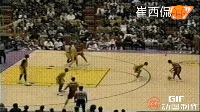 奥尼尔排球大帽伺候艾弗森！
这一球，是不是有干扰球呢？
