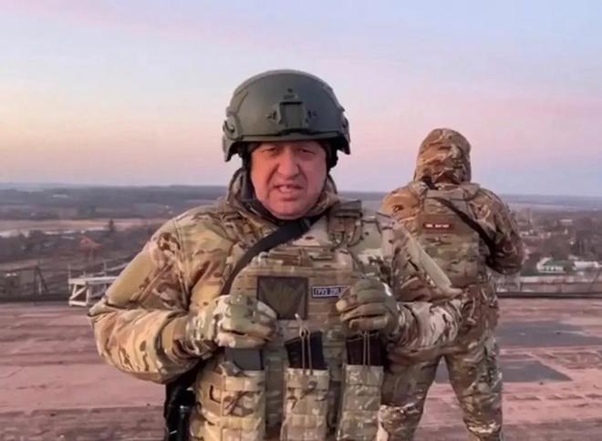 如果俄罗斯真的到不得不动用核弹的地步，那用战略轰炸机往乌克兰投一颗小当量的核弹这